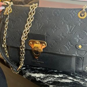 Like new Louis Vuitton purse with suede lining on the inside.